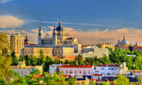Blick auf die Almudena Cathedral in adrid, Spain