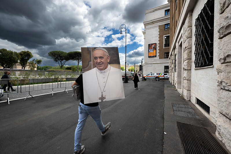 Mann trägt Portrait von Papst Franziskus durch die Straßen Roms. / Mazur/cbcew.org.uk Mann trägt Portrait von Papst Franziskus durch die Straßen Roms.