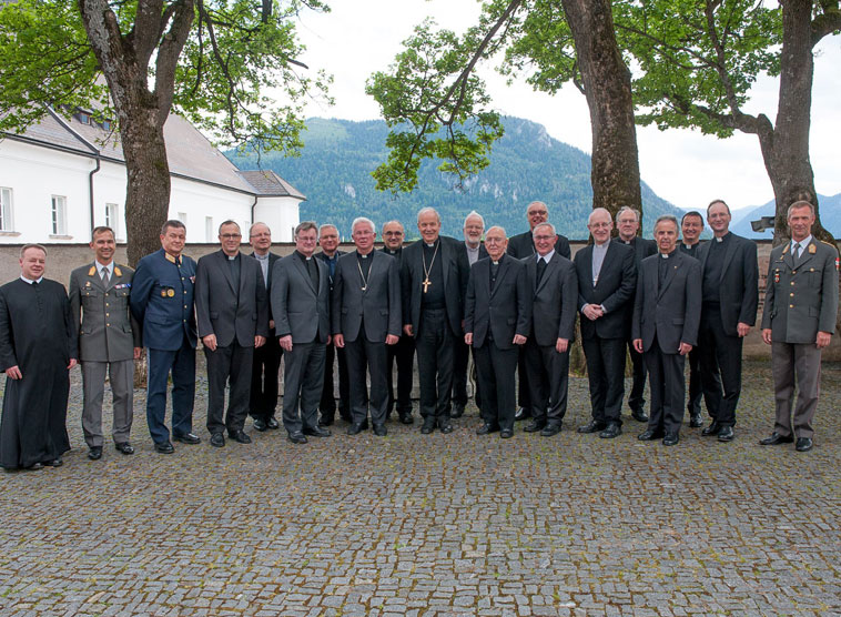 Kardinal Schönborn: 'Terroristen beherrschen nicht die Welt'. Hochrangige Experten aus Militär und Exekutive bei der Bischofskonferenz in Mariazell.